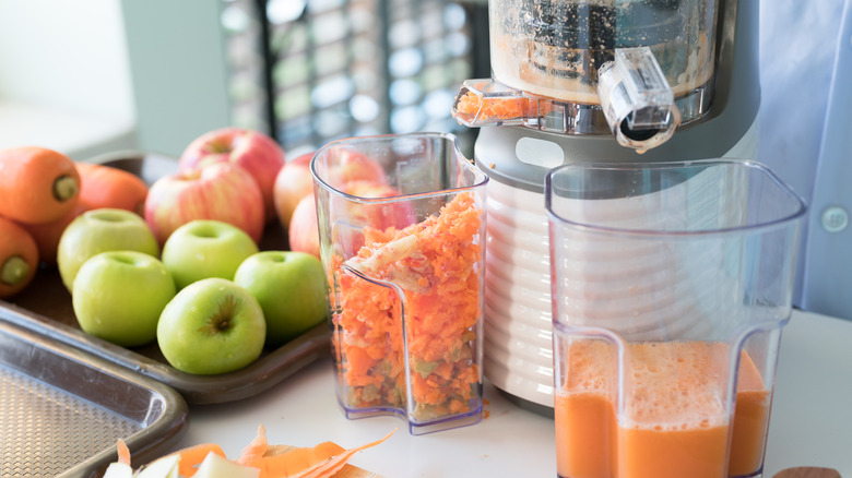 juicer with carrots and apples
