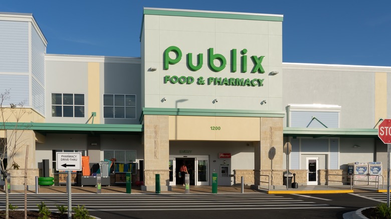 Publix storefront and signage