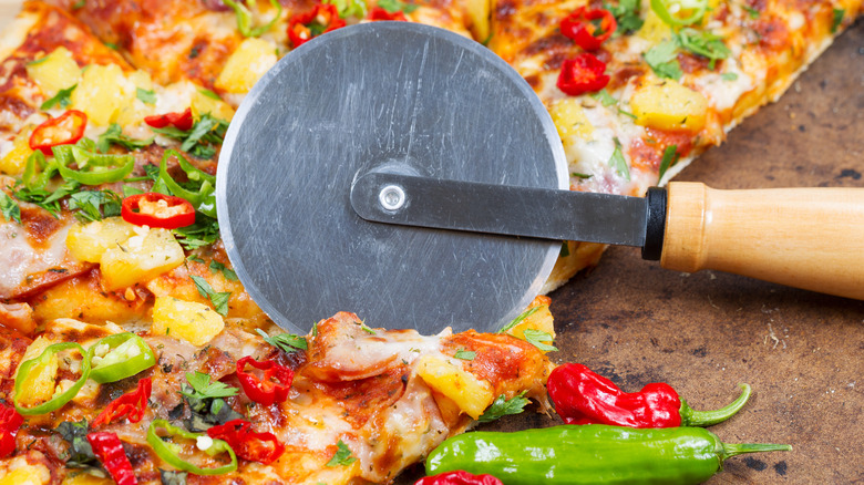 Pizza cutter with pizza