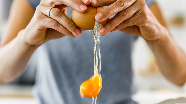 Cracking egg