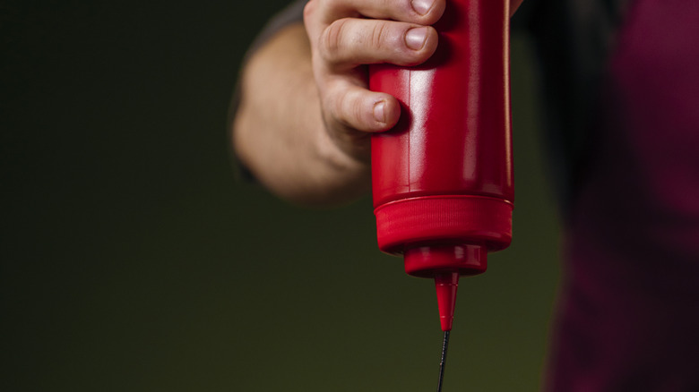 hand squeezing bottle