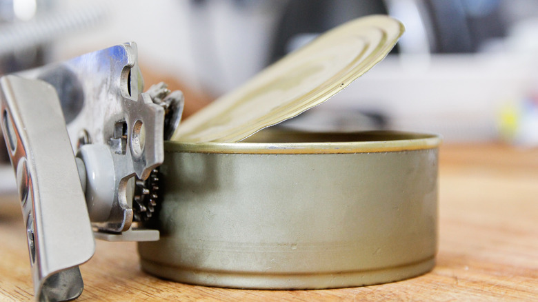 Can opener opening can