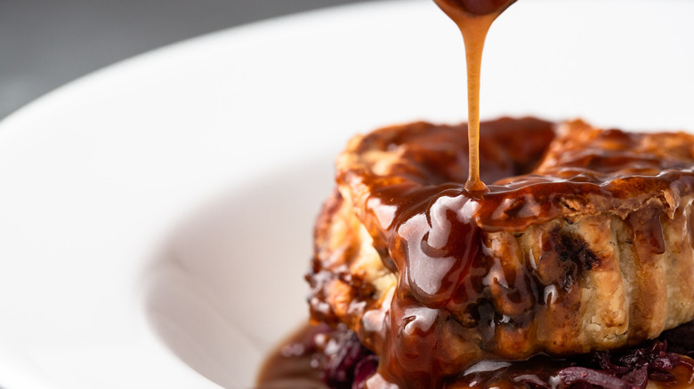 Gravy pour