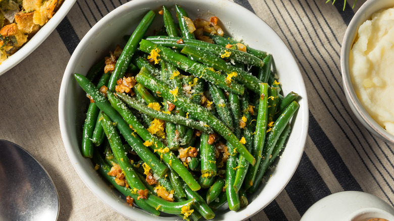 Green beans in a bowl