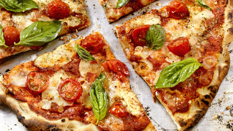 Overview of thin crust pizza
