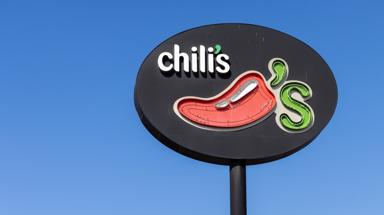 A Chili's grill and bar sign against a blue sky