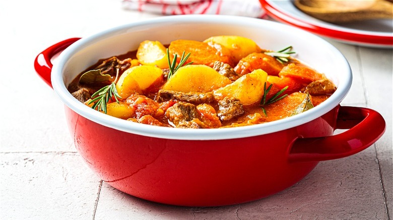 Stew in a red pot 