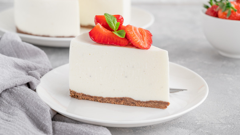 No-bake cheesecake with strawberries