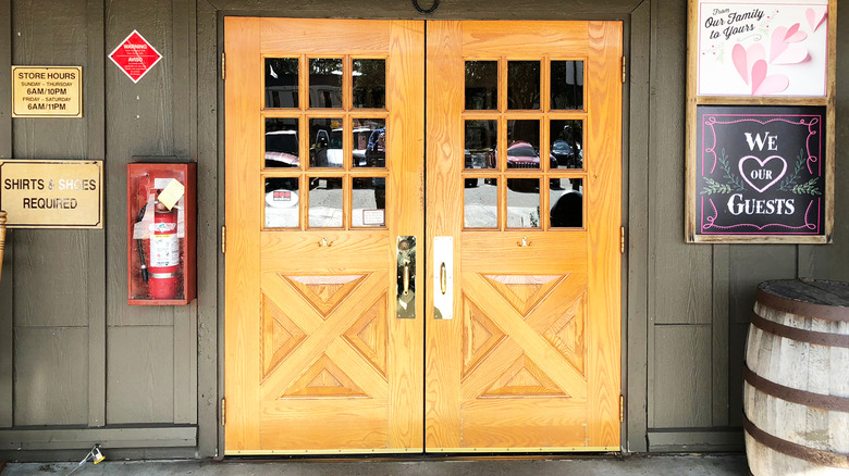 Cracker Barrel store entrance