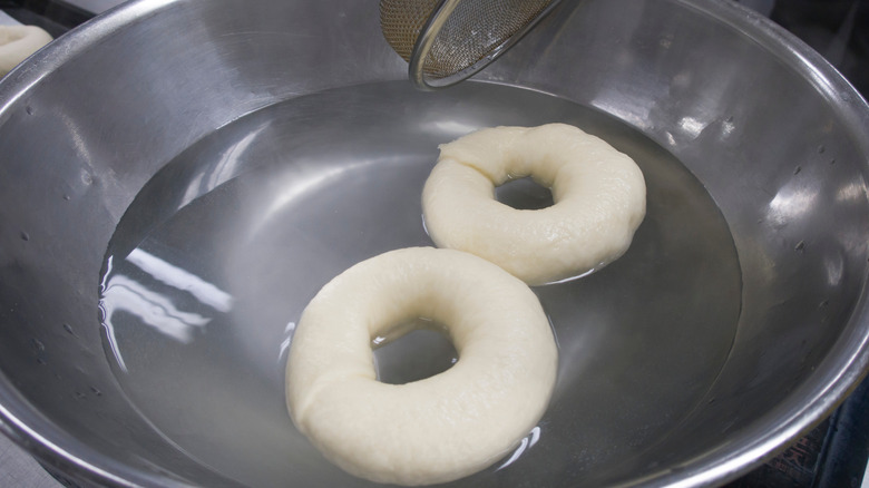 Boiling bagel dough rings