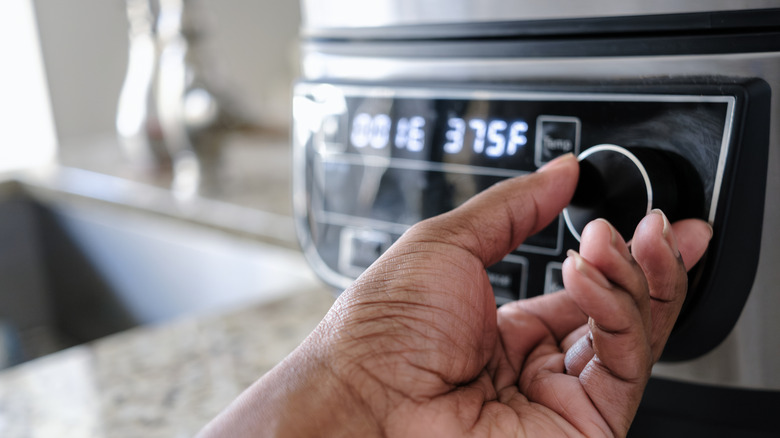 Hand setting temperature of air fryer