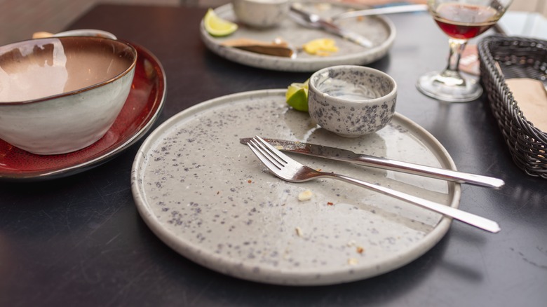 restaurant plate and utensils