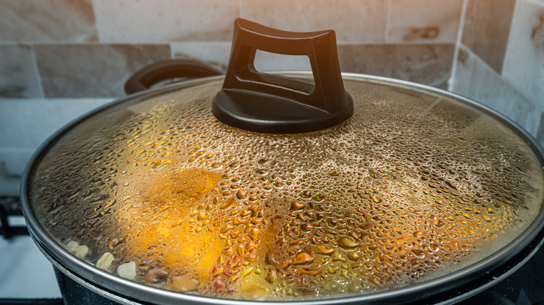 Frying pan lid with condensation from steam