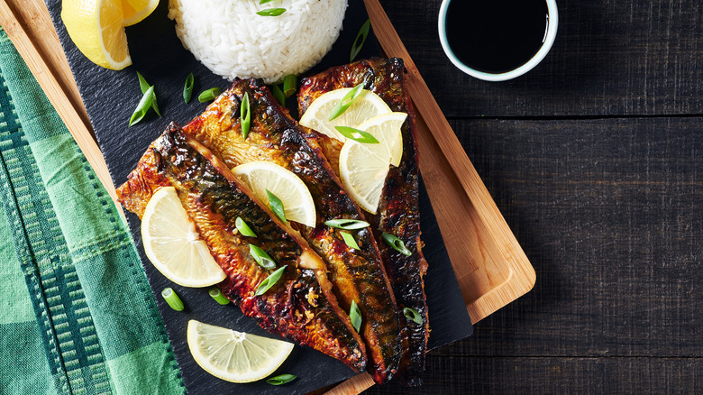 Crispy mackerel fish fillets with lemons and rice