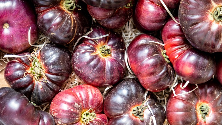 straw cushioning Cherokee Purple tomatoes