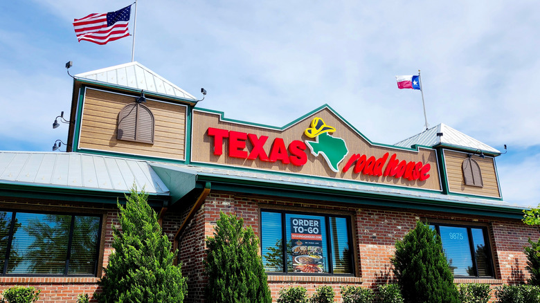 exterior shot of a Texas Roadhouse restaurant in Virginia