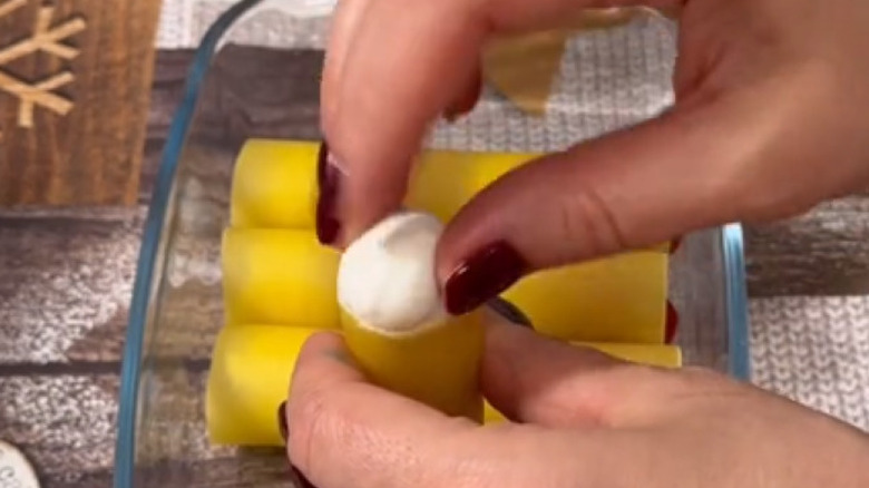 Stuffing tubular pasta with mozzerella