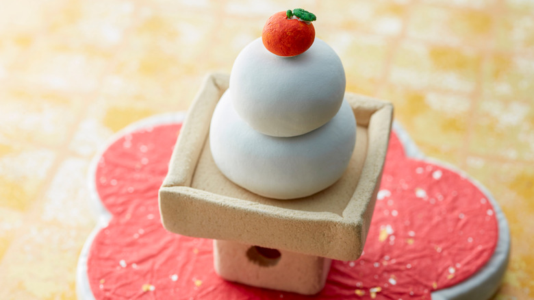 Kagami mochi on pedestal
