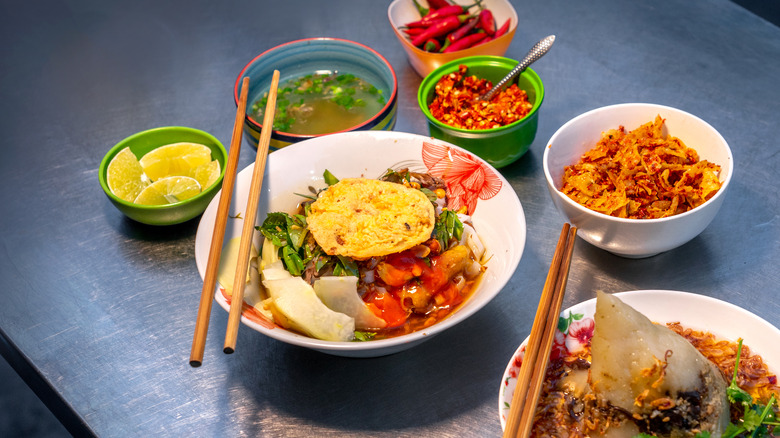 A bowl of pho chua