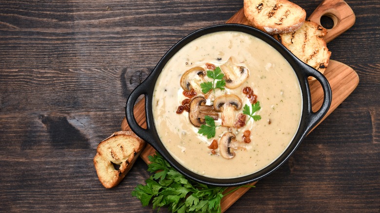 bowl of creamy mushroom soup