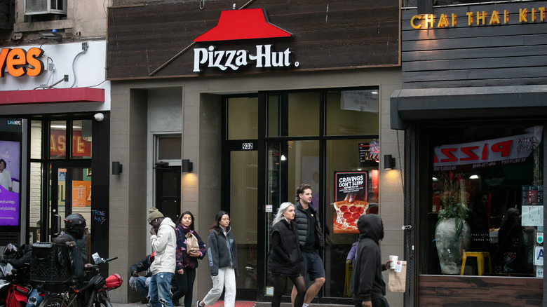 Pizza Hut storefront