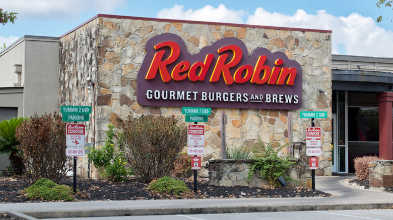 Exterior of a Red Robin location
