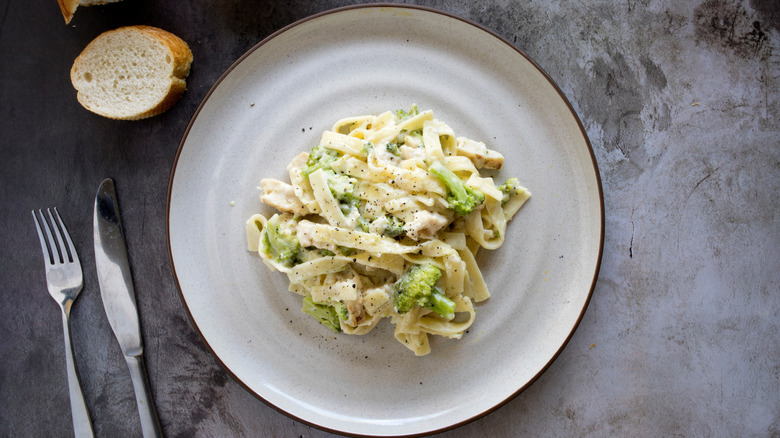 plate of fettucine alfredo