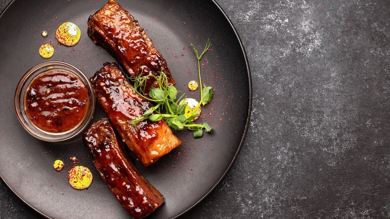 ribs with sauce