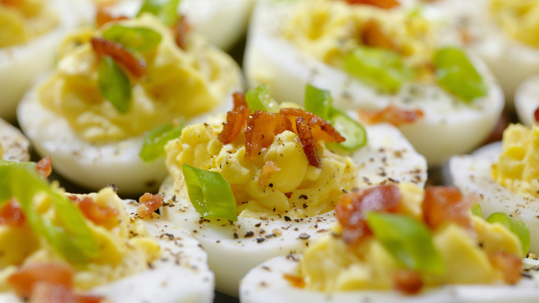 deviled eggs with bacon