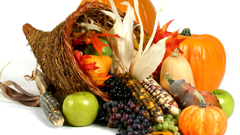 Pilgrim cornucopia with green apples