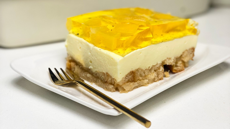 Pineapple gelatin dessert with cream layer