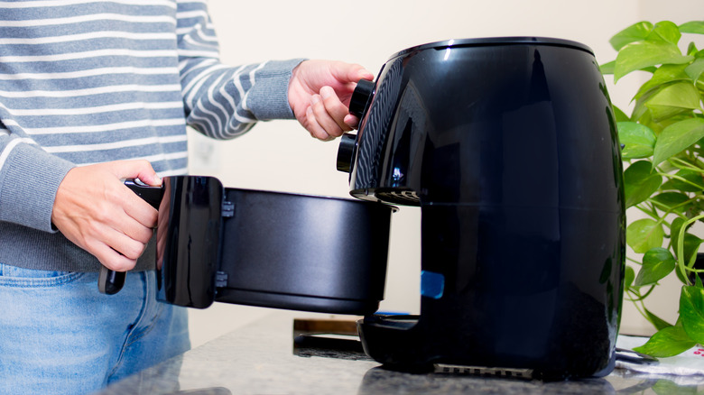 removing air fryer basket