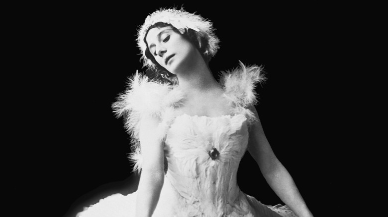 Prima ballerina Anna Pavlova posing