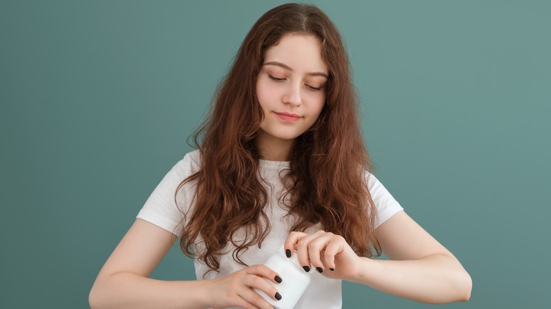 girl trying to open a jar