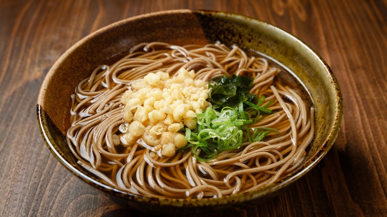 Soba noodles with tenkasu