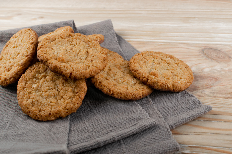Thin and Crispy Oatmeal Cookies