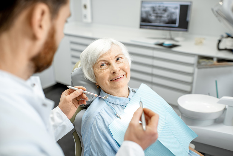 Stains or damages teeth