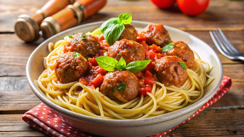 A bowl of spaghetti and meatballs