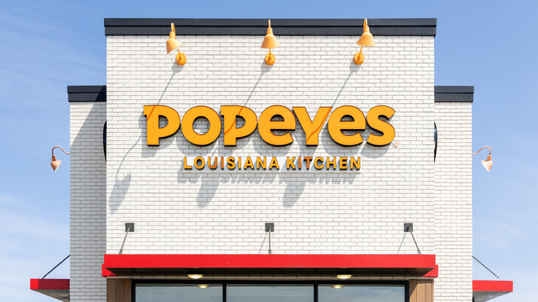 Popeyes white brick storefront in daytime