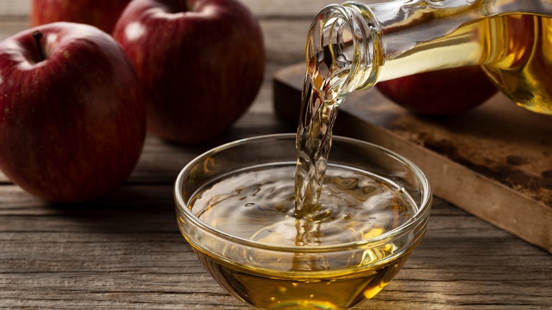 apple cider vinegar in bowl