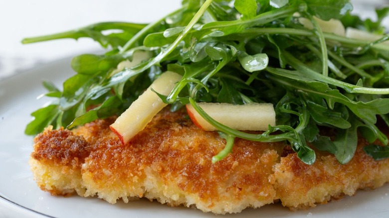 Breaded chicken with arugula and apple