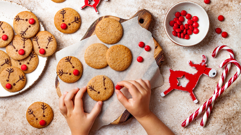 Decorating Christmas cookies 