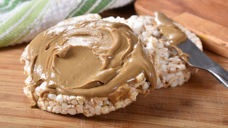 Rice cakes with peanut butter 
