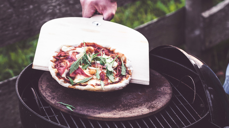 Man using a pizza peel
