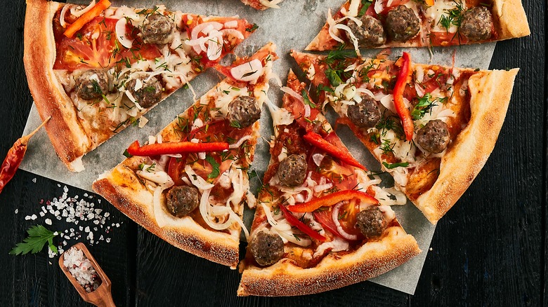 Meatball pizza with seasonings