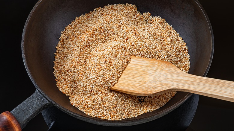Toasting sesame seeds in skillet