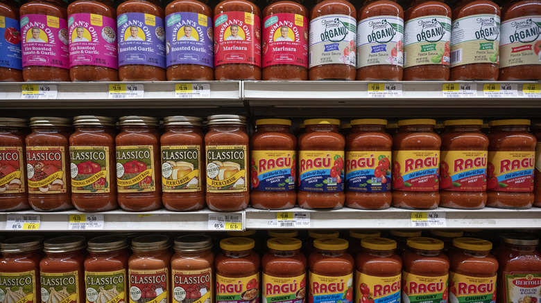 Jarred sauces at grocery store