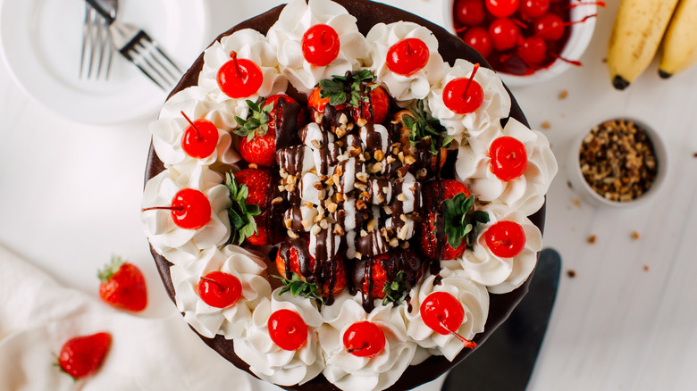 banana split cake with cherries