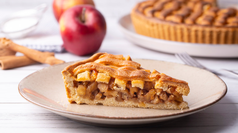 apple pie spice with apples and cinnamon in background