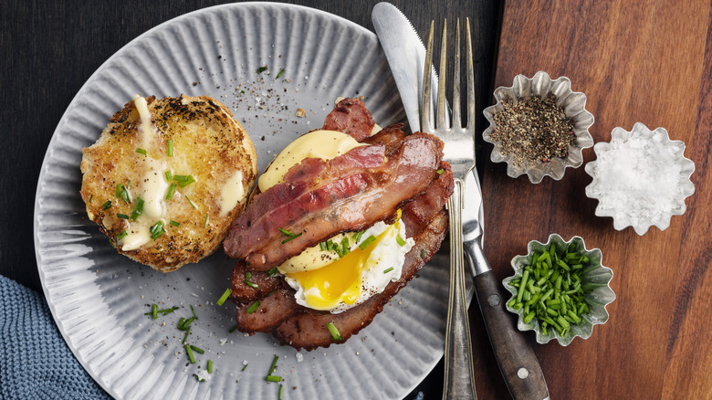 Eggs Benedict with crispy bacon